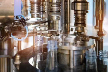 Üretim hattındaki endüstriyel makineler ve endüstriyel fabrika ekipmanları paslanmaz otomasyon. 