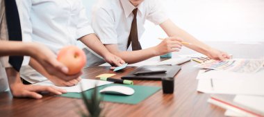 Belgeler ve dizüstü bilgisayarlarla çalışmak Danışmanlık ve iş planlaması.