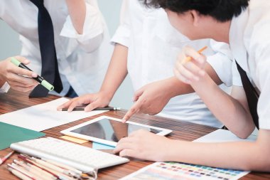 Belgeler ve dizüstü bilgisayarlarla çalışmak Danışmanlık ve iş planlaması.