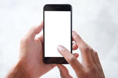 Metin mesajınız veya bilgi içeriğiniz için boş ekranlı akıllı telefonu tutan erkek eli görüntüsü, şehir ortamında cep telefonundan mesaj okuyan kadın görüntüsü. 