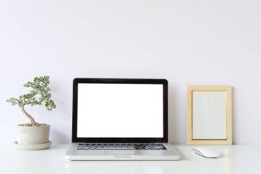 Not defteri, dizüstü bilgisayar ve kahve fincanı fare notlu ofis masası çalışma alanı şeyleri..