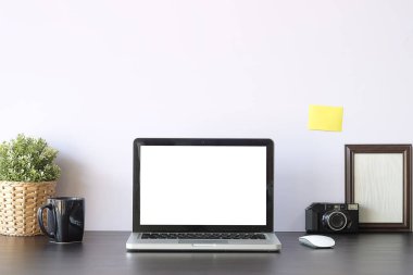 Not defteri, dizüstü bilgisayar ve kahve fincanı fare notlu ofis masası çalışma alanı şeyleri..