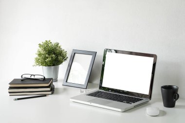 Çalışma masası ve model dizüstü bilgisayar. Boşluğu ve boş ekranı kopyala. İş görüntüsü, boş ekran dizüstü bilgisayar ve malzemeler. 