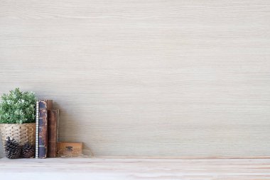 Çalışma masasını düzenle ve uzay kitaplarını kopyala, masaya bitki ve kahve koy. 