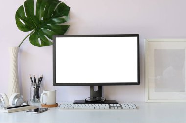 Çalışma masası ve model dizüstü bilgisayar. Boşluğu ve boş ekranı kopyala. İş görüntüsü, boş ekran dizüstü bilgisayar ve malzemeler. 