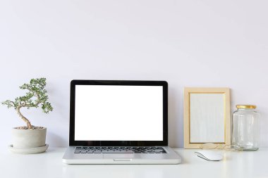 Çalışma masası ve model dizüstü bilgisayar. Boşluğu ve boş ekranı kopyala. İş görüntüsü, boş ekran dizüstü bilgisayar ve malzemeler. 