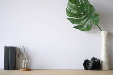 Çalışma masasını düzenle ve uzay kitaplarını kopyala, masaya bitki ve kahve koy. 