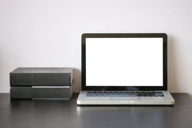 Çalışma masası ve model dizüstü bilgisayar. Boşluğu ve boş ekranı kopyala. İş görüntüsü, boş ekran dizüstü bilgisayar ve malzemeler. 