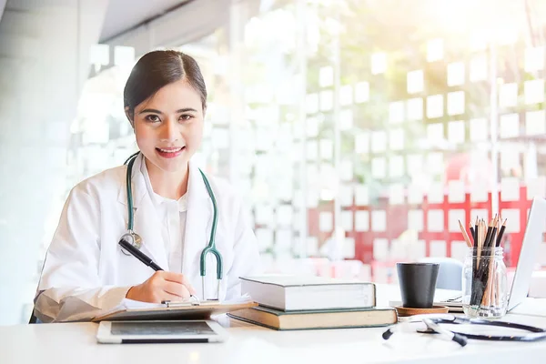 Beskuren Bild Medicinsk Personal Som Arbetar Sjukhuset Läkare Och Sjuksköterska — Stockfoto