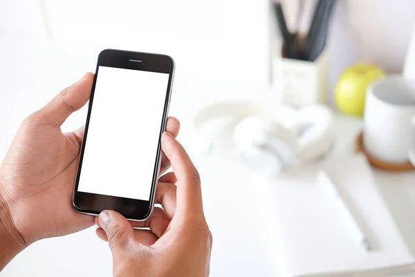 Metin mesajınız veya bilgi içeriğiniz için boş ekranlı akıllı telefonu tutan erkek eli görüntüsü, şehir ortamında cep telefonundan mesaj okuyan kadın görüntüsü.