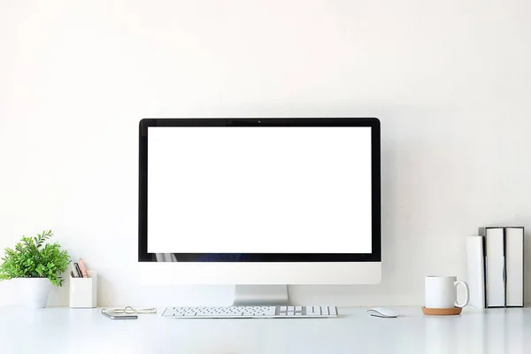 Çalışma masası ve dizüstü bilgisayar. Boşluğu ve boş ekranı kopyala. İş görüntüsü, boş ekran dizüstü bilgisayar ve malzemeler.