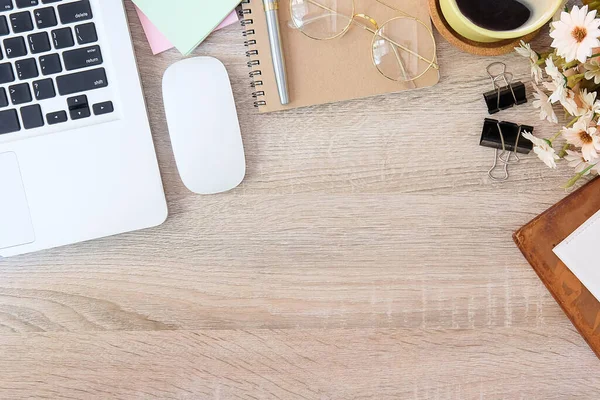 Not defteri, dizüstü bilgisayar ve kahve fincanı fare notlu üst görünüm ofis malzemeleri. Boş ekran cep telefonu ve beyaz masa çalışma alanı üzerindeki malzemeler ve kopyalama alanı.