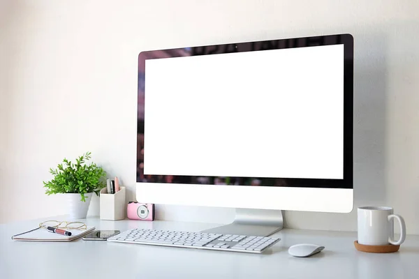 Mock Computer Met Leeg Scherm Witte Tafel — Stockfoto