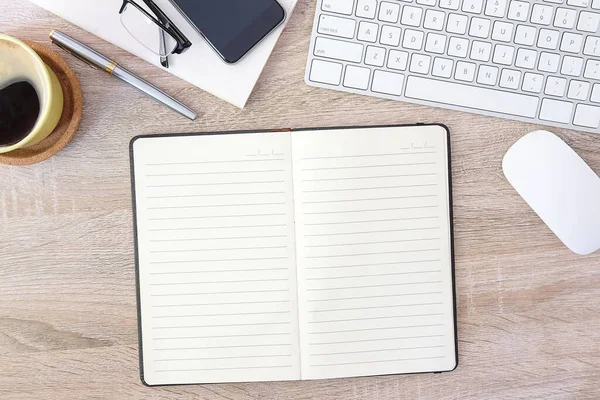 Büromaterial Von Oben Mit Notizblock Laptop Und Kaffeetasse Maus Notizblock — Stockfoto