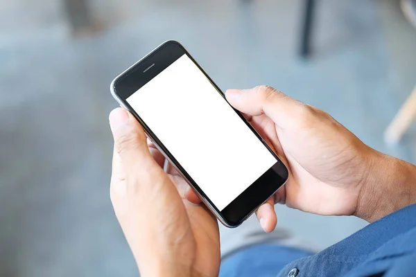 İş adamının elinde boş ekran ile akıllı telefonu taklit ettiği görüntüyü kapat.