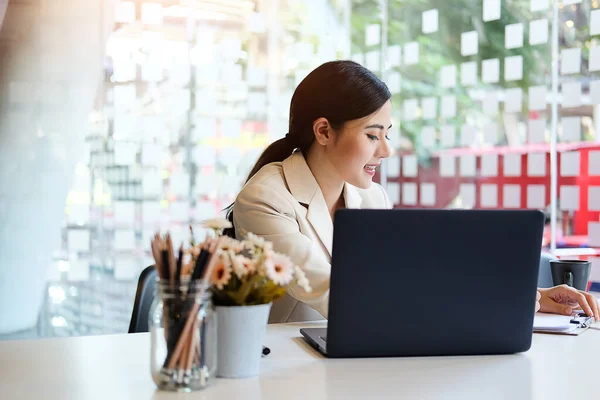 Mujer Asiática Trabajando Con Ordenador Oficina Moderna — Foto de Stock