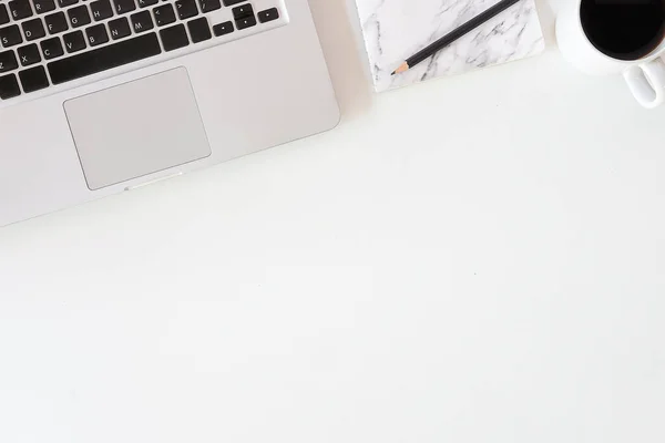 Büromaterial Von Oben Mit Notizblock Laptop Und Kaffeetasse Maus Notizblock — Stockfoto