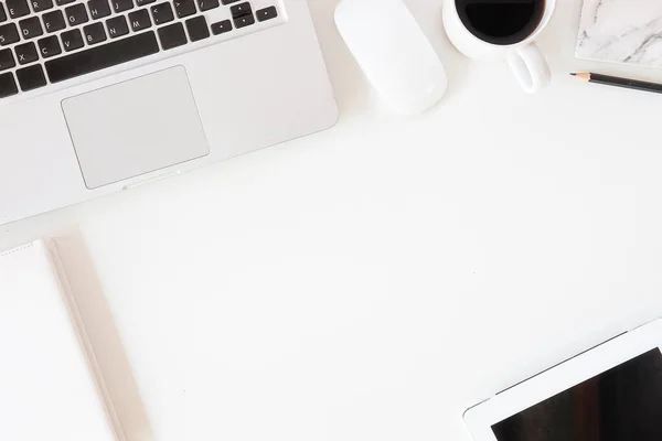 Büromaterial Von Oben Mit Notizblock Laptop Und Kaffeetasse Maus Notizblock — Stockfoto