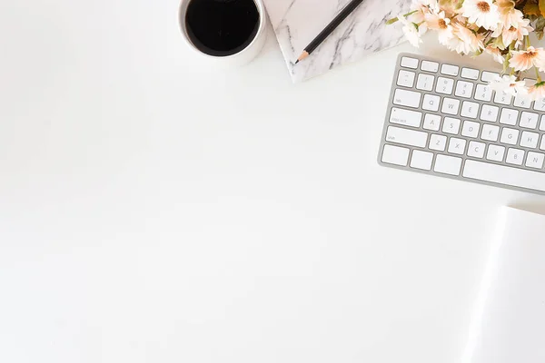 Not defteri, dizüstü bilgisayar ve kahve fincanı fare notlu üst görünüm ofis malzemeleri. Boş ekran cep telefonu ve masa başı çalışma alanı üzerindeki malzemeler ve kopyalama alanı..