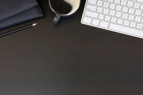 带记事本 笔记本电脑和咖啡杯鼠标记事本的顶级写字机 空白屏幕手机 白色工作台上的用品和复制空间 — 图库照片