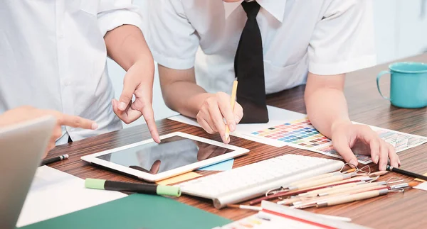 Belgeler ve dizüstü bilgisayarlarla çalışmak Danışmanlık ve iş planlaması.