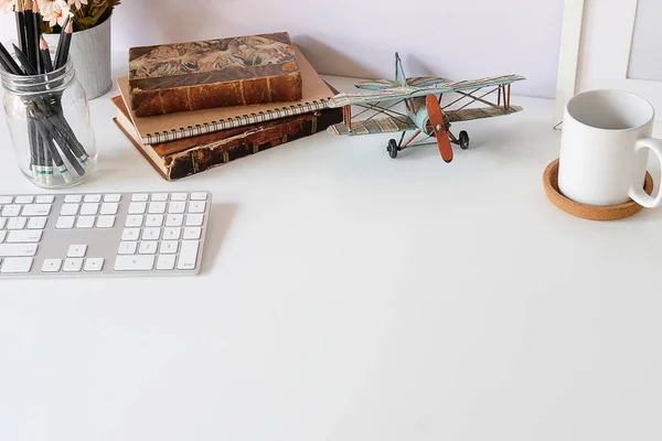 Bürotisch Von Oben Mit Leerem Notizbuch Computertastatur Und Anderen Büroutensilien — Stockfoto