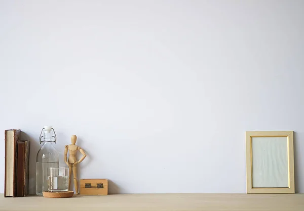 Çalışma masasını düzenle ve uzay kitaplarını kopyala, masaya bitki ve kahve koy. 