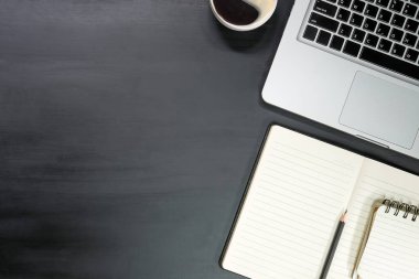 Not defteri, dizüstü bilgisayar ve kahve fincanı fare notlu üst görünüm ofis malzemeleri. Boş ekran cep telefonu ve masa başı çalışma alanı üzerindeki malzemeler ve kopyalama alanı..