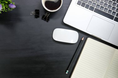 Not defteri, dizüstü bilgisayar ve kahve fincanı fare notlu üst görünüm ofis malzemeleri. Boş ekran cep telefonu ve masa başı çalışma alanı üzerindeki malzemeler ve kopyalama alanı..