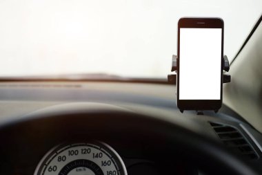 Kesilmiş görüntü. Şoför araba kullanırken telefonu kullanıyor. Yuvarlak kenarlı modern akıllı telefon. Model için izole ekran. Arka planda araba navigasyon görüntüsü. 