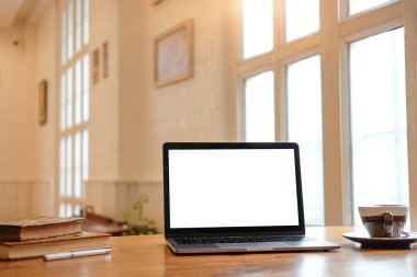 Çalışma masası ve dizüstü bilgisayar. Boşluğu ve boş ekranı kopyala. İş görüntüsü, boş ekran dizüstü bilgisayar ve malzemeler.