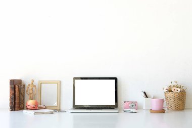 Çalışma masası ve dizüstü bilgisayar. Boşluğu ve boş ekranı kopyala. İş görüntüsü, boş ekran dizüstü bilgisayar ve malzemeler.