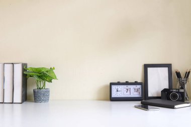 Modern çalışma masası ve uzay kitabını kopyalamak, ahşap masaya bitki ve kahve fincanı koymak.