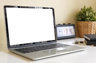 Çalışma masası ve dizüstü bilgisayar. Boşluğu ve boş ekranı kopyala. İş görüntüsü, boş ekran dizüstü bilgisayar ve malzemeler.