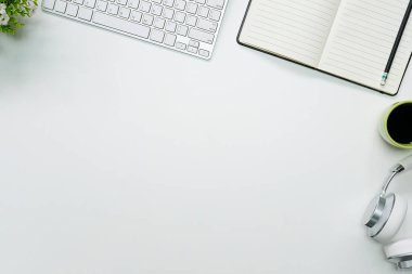 Not defteri, dizüstü bilgisayar ve kahve fincanı fare notlu üst görünüm ofis malzemeleri. Boş ekran cep telefonu ve masa başı çalışma alanı üzerindeki malzemeler ve kopyalama alanı..