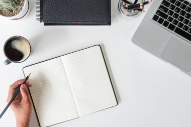 Cep telefonu, defter, dizüstü bilgisayar ve kahve fincanını masana koy..