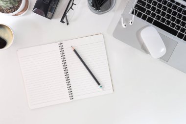 Cep telefonu, defter, dizüstü bilgisayar ve kahve fincanını masana koy..