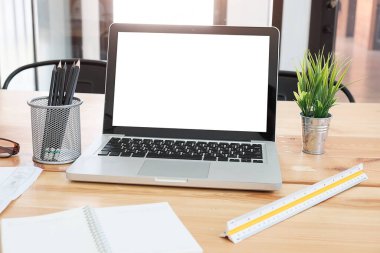 Çalışma masası ve dizüstü bilgisayar. Boşluğu ve boş ekranı kopyala. İş görüntüsü, boş ekran dizüstü bilgisayar ve malzemeler.