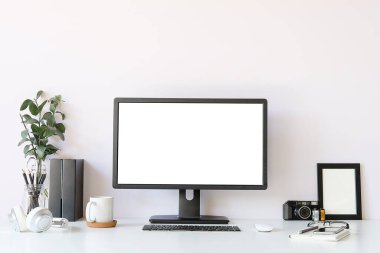 Çalışma masası ve dizüstü bilgisayar. Boşluğu ve boş ekranı kopyala. İş görüntüsü, boş ekran dizüstü bilgisayar ve malzemeler.