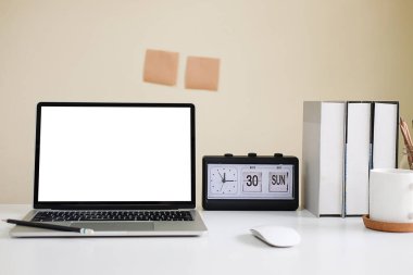 Çalışma masası ve dizüstü bilgisayar. Boşluğu ve boş ekranı kopyala. İş görüntüsü, boş ekran dizüstü bilgisayar ve malzemeler.