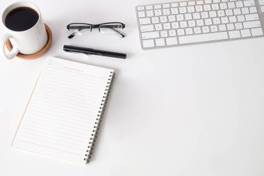 Ofis aksesuarları ile en üst görünüm ofis masaüstü, iş nesneleri ile masaüstü. 