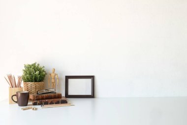 Mockup çalışma masasının kırpılmış görüntüsü ve uzay kitapları, bitki ve kahveyi beyaz masaya kopyalamak. 