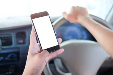 Kırpılmış görüntüyü kapat Sürücü araba sürerken telefonu kullanır. Yuvarlak kenarlı modern akıllı telefon. Model için izole ekran. Arka planda araba navigasyon görüntüsü. 