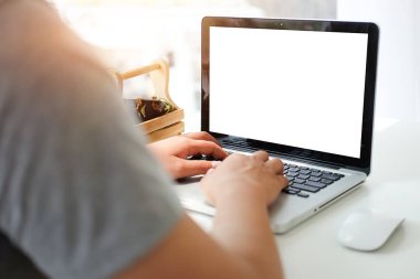 Boş Ekran çalışma alanını masadaki bilgisayar laptopuyla kopyala. 