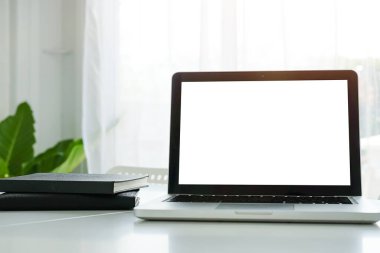 Boş Ekran çalışma alanını masadaki bilgisayar laptopuyla kopyala. 