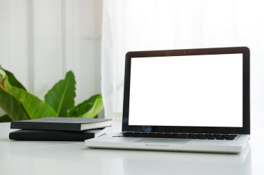 Boş Ekran çalışma alanını masadaki bilgisayar laptopuyla kopyala. 