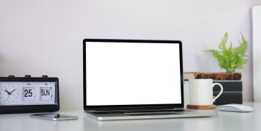 Çalışma masası ve dizüstü bilgisayar. Boşluğu ve boş ekranı kopyala. İş görüntüsü, boş ekran dizüstü bilgisayar ve malzemeler.