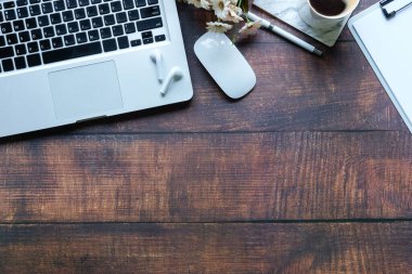 Not defteri, dizüstü bilgisayar ve kahve fincanı fare notlu üst görünüm ofis malzemeleri. Boş ekran cep telefonu ve beyaz masa çalışma alanı üzerindeki malzemeler ve kopyalama alanı..