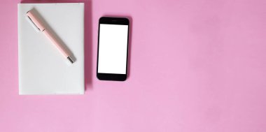 Not defteri, dizüstü bilgisayar ve kahve fincanı fare notlu üst görünüm ofis malzemeleri. Boş ekran cep telefonu ve masa başı çalışma alanı üzerindeki malzemeler ve kopyalama alanı..