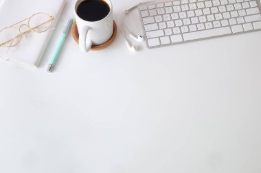 Not defteri, dizüstü bilgisayar ve kahve fincanı fare notlu üst görünüm ofis malzemeleri. Boş ekran cep telefonu ve masa başı çalışma alanı üzerindeki malzemeler ve kopyalama alanı..